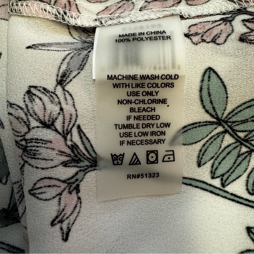 Vince Camuto Cold Shoulder White Floral Blouse Top Size XS Gathered at Wrist NEW - Picture 11 of 16